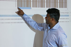 Gaurav-demonstrerer-hacking-300x200