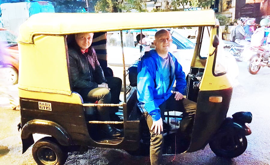 Ragnar og Dagfinn i en rickshaw i India