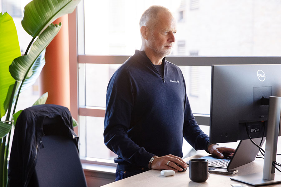Trond ved computer sin